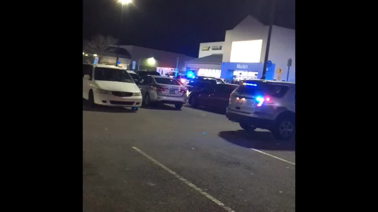 Reportan momentos de terror en el Walmart de Lumberton por un sujeto armado
