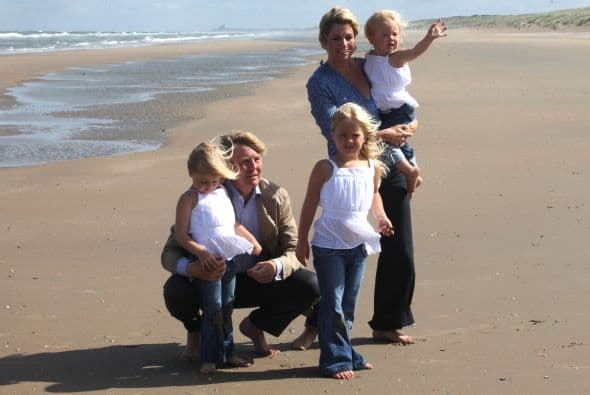 Catharina-Amalia es la hija del rey Willem Alexander y su esposa la reina Máxima. Willem ascendió al trono en 2013, luego de la abdicación del trono por parte de su madre, la reina Beatriz.La princesa de Orange, la mayor de tres hermanas, a sus 11 años va a un colegio público, practica judo, jockey, le encanta la actividad hípica y habla perfectamente holandés, español e ingles.Y aunque sus apariciones públicas por el momento son limitadas, sus papás se aseguran de incluirla en las actividades tradicionales y necesarias para su formación como futura reina.