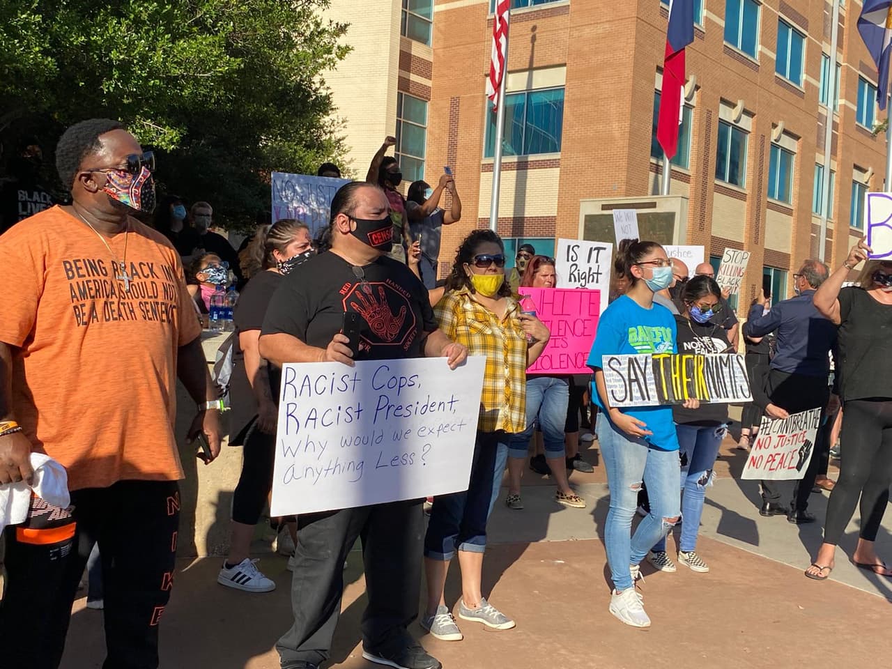 Decenas de personas marcharon por las calles de la ciudad. Sin embargo, lo que comenzó como una protesta pacífica, más tarde se convirtió en un caos.
<br>