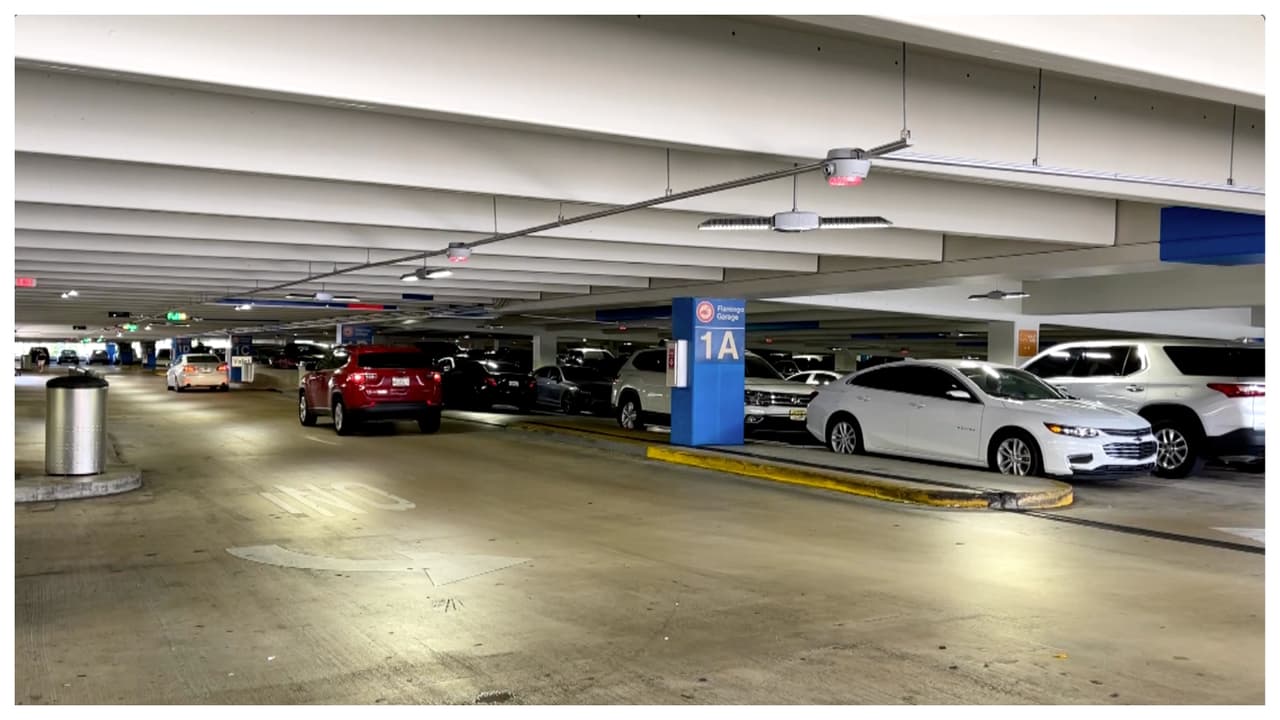 Mejor llegar en Uber, Lyft, Taxi o transporte público, pues el estacionamiento puede estar lleno.