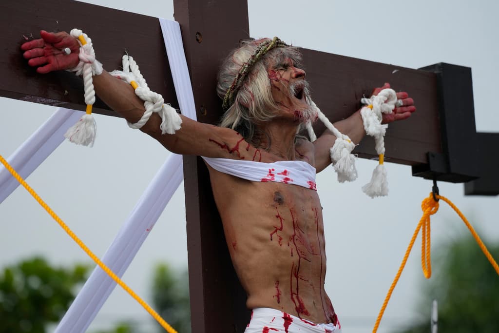 Ocho personas en Filipinas fueron
<b>clavadas en cruces para recrear el sufrimiento de Jesucristo</b>, una sangrienta tradición del Viernes Santo que
<a href="https://www.univision.com/shows/primer-impacto/las-imagenes-de-una-procesion-en-miniatura-por-motivo-de-la-semana-santa-video">atrae a miles de devotos y turistas</a> a ese país asiático a pesar de ser rechazada por la iglesia católica.