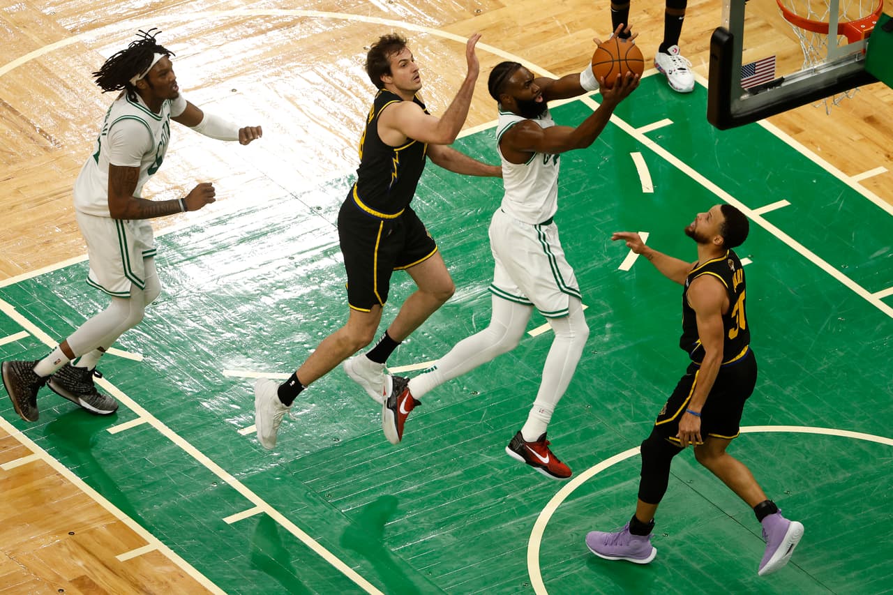 Con 43 puntos de un titánico Stephen Curry, los Golden State Warriors vencieron el viernes 107-97 en la cancha de los Boston Celtics y empataron 2-2 en las Finales de la NBA.