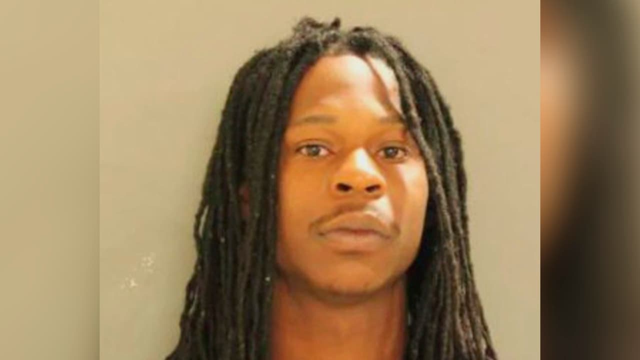 La policía de Chicago busca a este hombre que escapó de su custodia camino a la cárcel