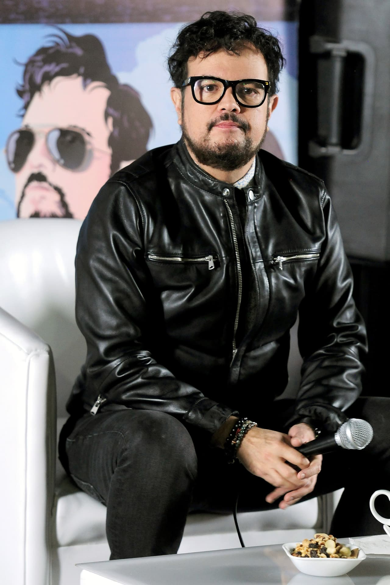 Una de las críticas más severas fue la realizada por Aleks Syntek, quien, en junio de 2017, dijo que el reggaetón provenía de los simios, además de compararlo con el porno.