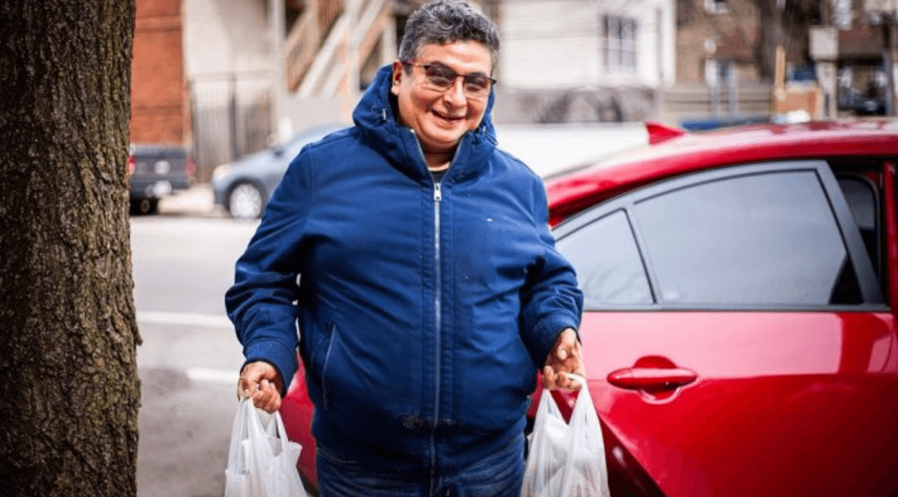 Comunidad recauda casi $35,000 para ayudar al legendario "Tamale Guy" de Chicago abrir su propio restaurante