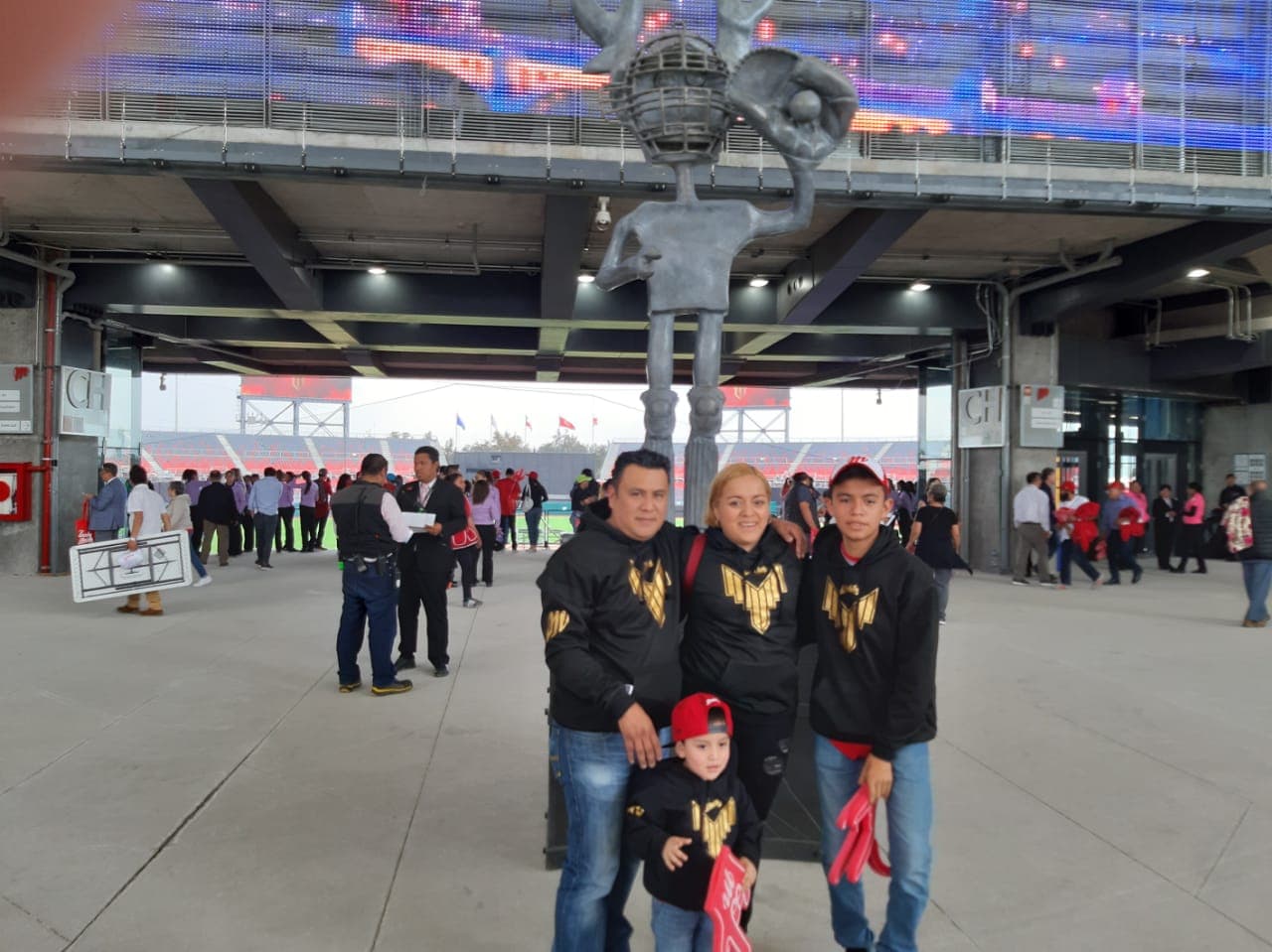 Los fanáticos se toman una foto en la entrada Estadio Alfredo Harp Helú, nueva casa de los Diablos Rojos del México que es inaugurada este sábado.