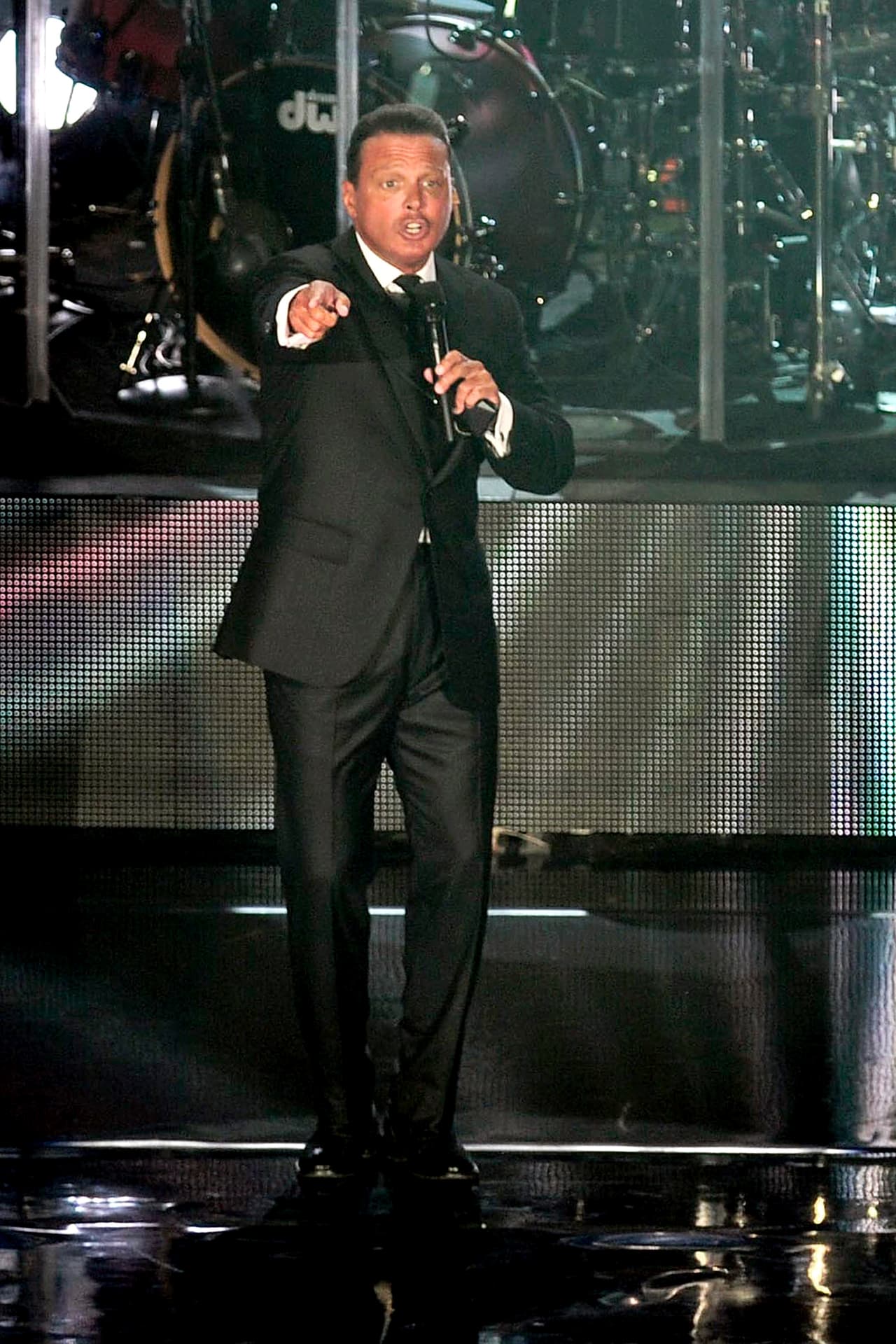 Luis Miguel es fotofóbico, cuando está de gira pide que sus habitaciones sean oscuras, las ventanas cubiertas y que no entre la luz del sol.