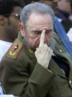 Durante la inauguración de los segundos Juegos Olímpicos Cubanos, en 2004, Fidel descansa su cabeza en su dedo. Foto: AFP.