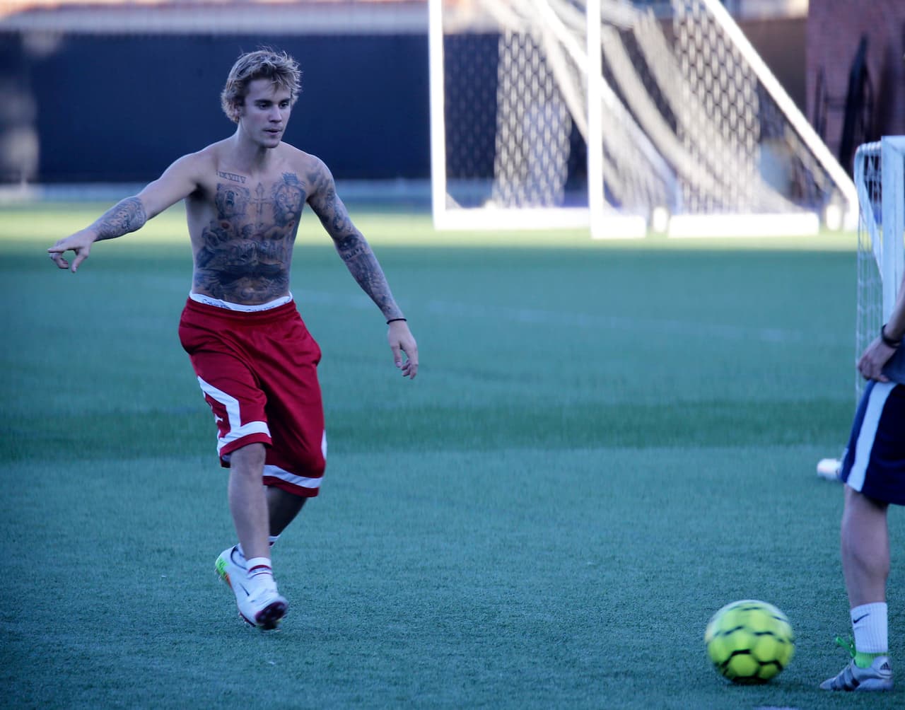 Justin Bieber dedicó gran parte de la mañana del martes a jugar un partido de soccer en el campus de la Universidad de California, en Los Ángeles.