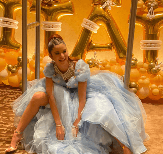 En su cumpleaños número 13, usó un vestido color azul, luciendo como toda una princesa.