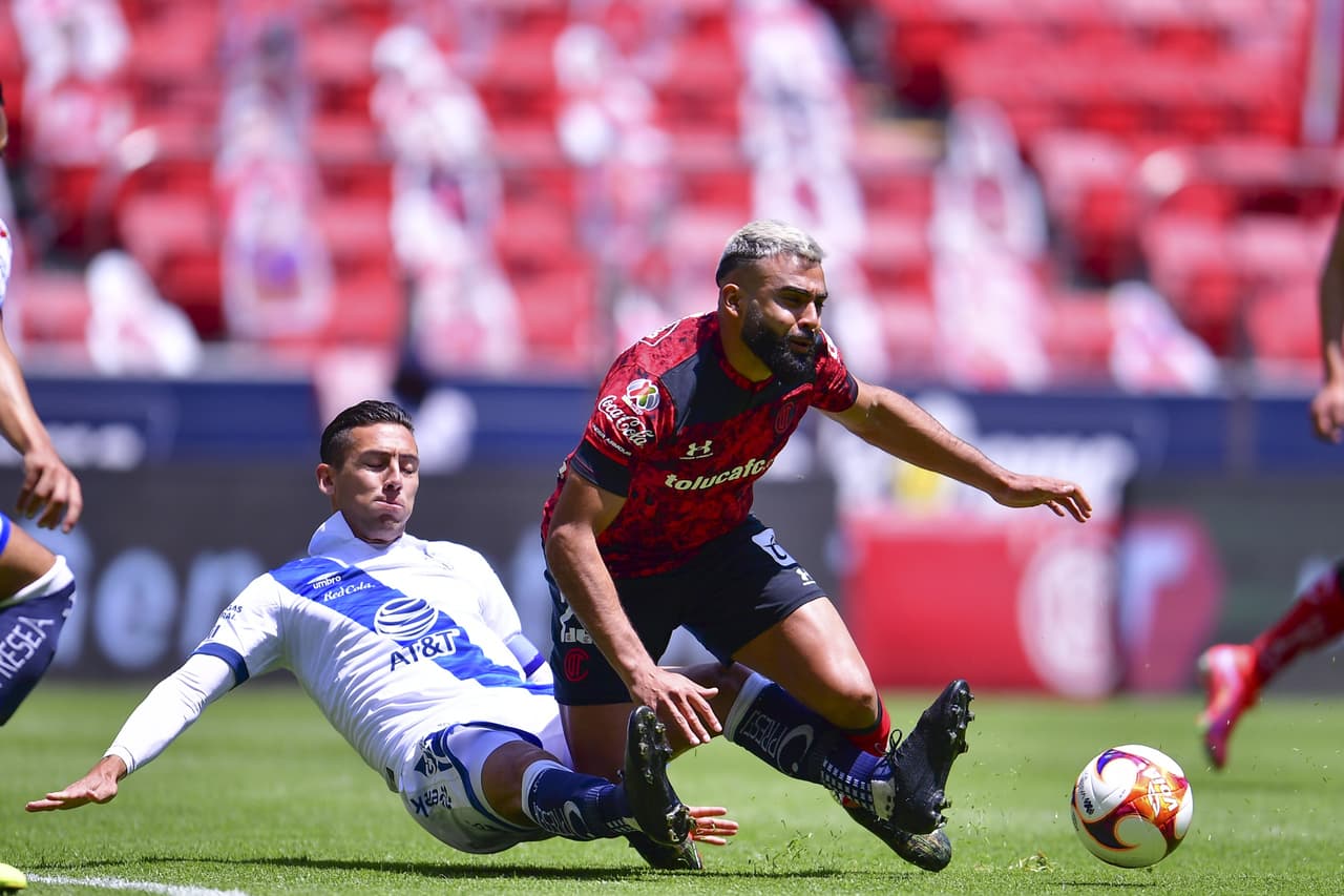 Partidazo entre el Puebla y Toluca, donde se va en empate el partido 4-4. Los goles a cargo de los 'diablos rojos' fueron por parte de Michel Estrada, quien anoto doblete, Alexis Canelo y Diego Rigonato Rodríguez, mientras que para la franja anotaron Santiago Ormeño, Juan Segobia, Daniel Aguilar y Daniel Álvarez López, durante la Jornada 12 de la Liga MX.