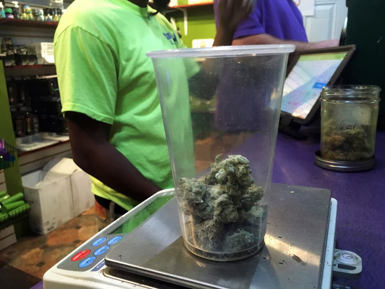 Sin embargo, el consumo de la hierba por motivos puramente recreativos había permanecido ilegal en California hasta 2016 cuando los electores votaron a favor de una medida que proponía su legalización.