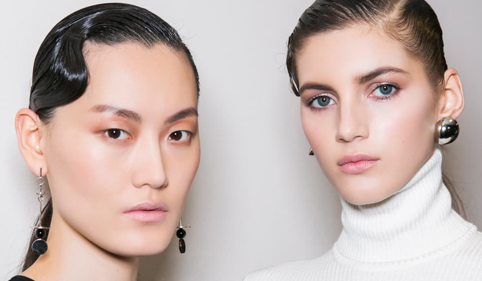 Lo vimos en: Alberta Ferretti, Ann Demeulemeester, Blumarine, Carolina Herrera, Chloé y Salvatore Ferragamo. Productos clave de MAC: • In Extreme Dimension Lash en tono negro. • Mac Studio Eye Gloss en tono Lightly Tauped, y Pearl Varnish. • Big Brow Pencil en tono Lingerie y Spiked. • Pro Longwear Waterproof Brow Set en tono Quit Brunnette. • Brow Set tono Clear. • Sombra, Bowl Out y Join My League?