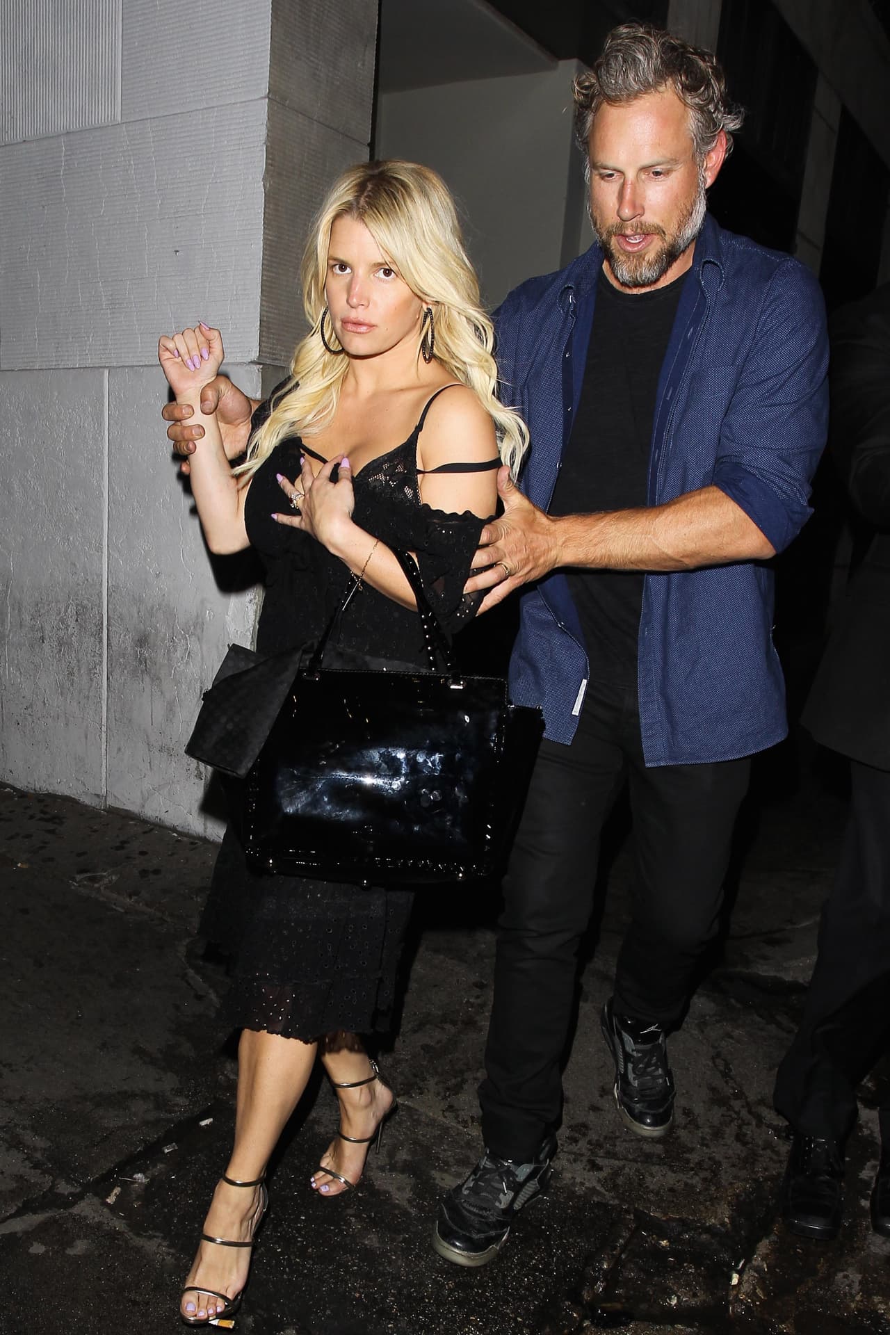 Se molestó al ver a los paparazzi.