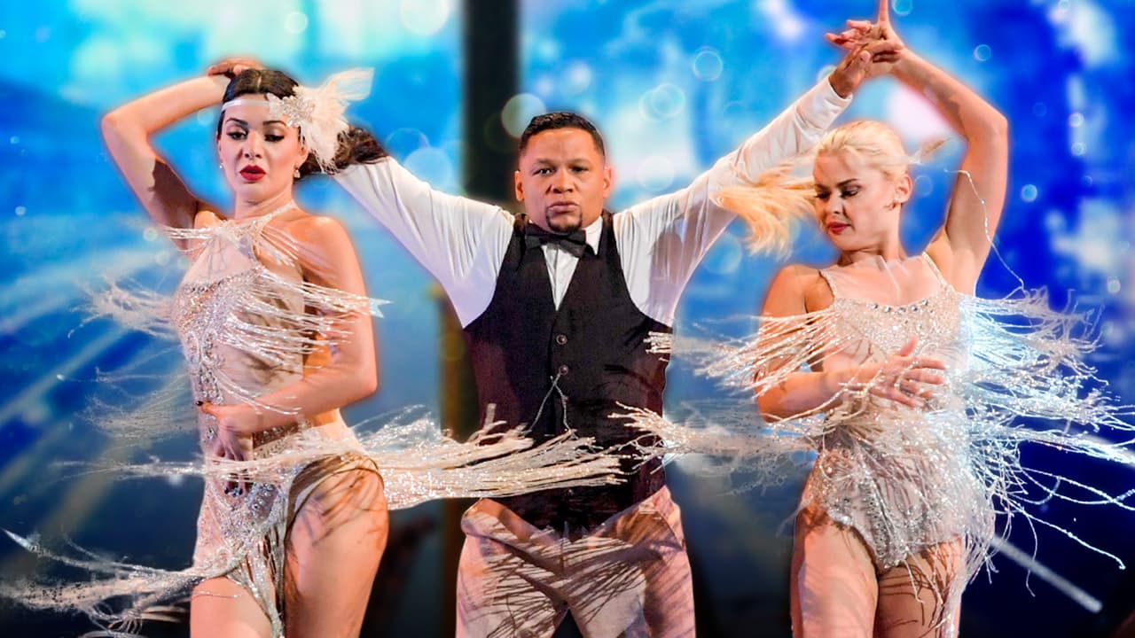 Iván Calderón baila con dos 