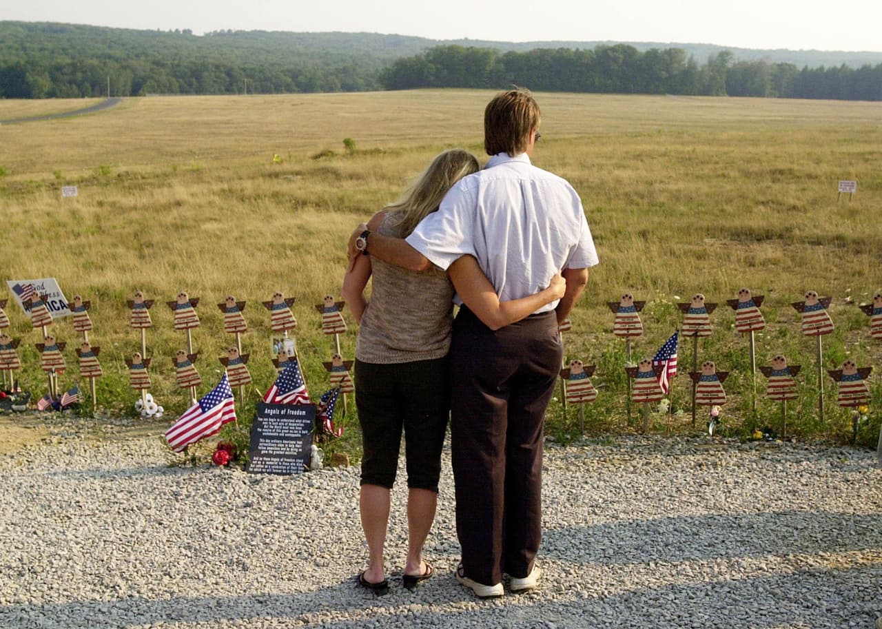 A las 9:57am los pasajeros y miembros de la tripulación comenzaron el contraataque, según lo registrado por la grabadora de voz de la cabina. 
<br>
<br>En respuesta, el secuestrador que pilotaba el avión movió la nave violentamente hacia arriba y hacia abajo para desequilibrar a los pasajeros. Finalmente los secuestradores se dieron cuenta que lograrían entrar a la cabina y decidieron estrellar el avión antes de llegar a su destino.
<br>
<br>En la fotografía visitantes en el área del accidente casi un año después de la tragedia.
<br>