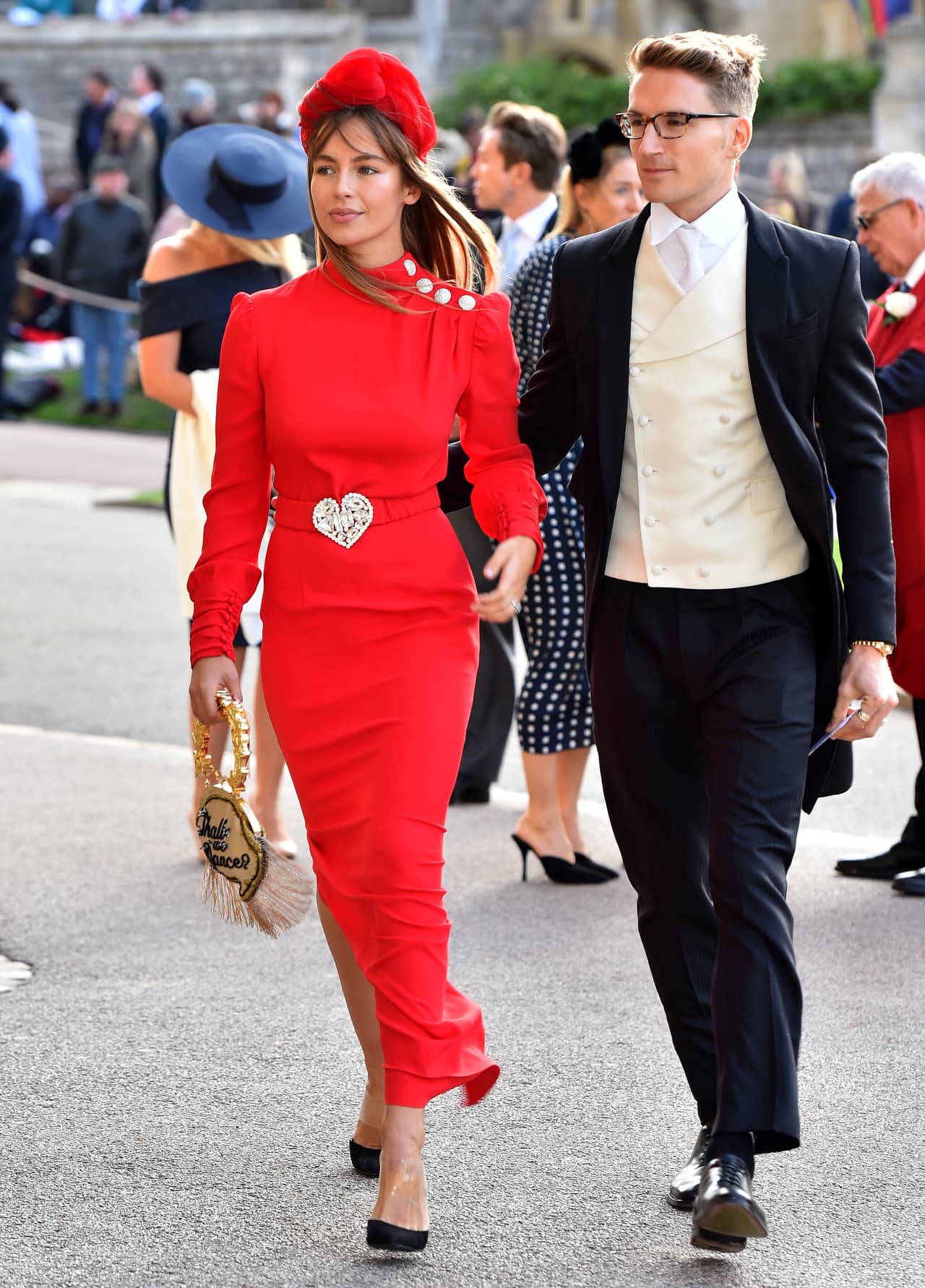 La modelo Emma Louise Connolly deslumbró en un vestido rojo largo y recto de cuello alto con botonadura de Alessandra Rich de la mano de su prometido Oliver Proudlock.