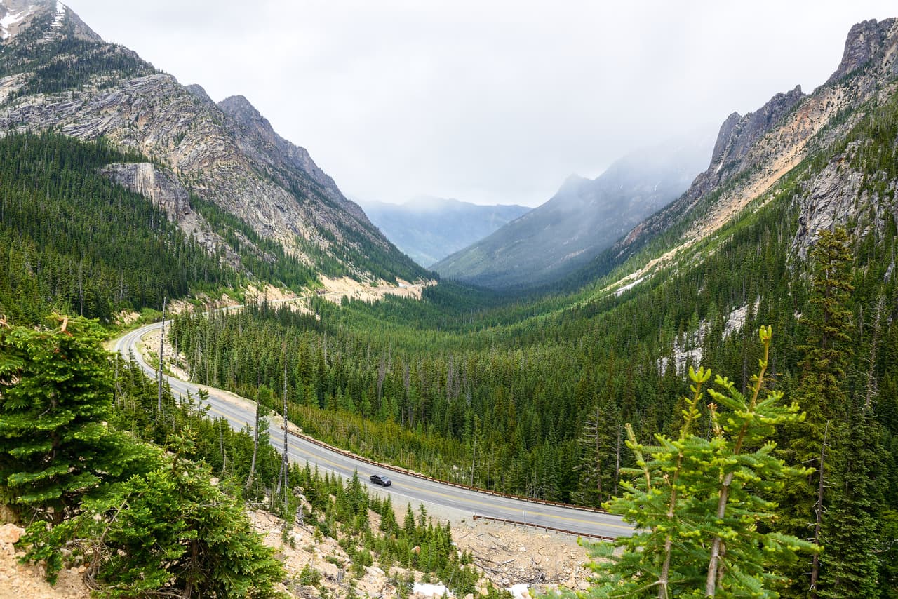 La autopista 20 atraviesa el corazón de las Cascadas del Norte, Washington los llamados Alpes Americanos. Ryan describe este trayecto con fríos ríos de montaña, águilas calvas, imponentes bosques verdes y picos nevados.