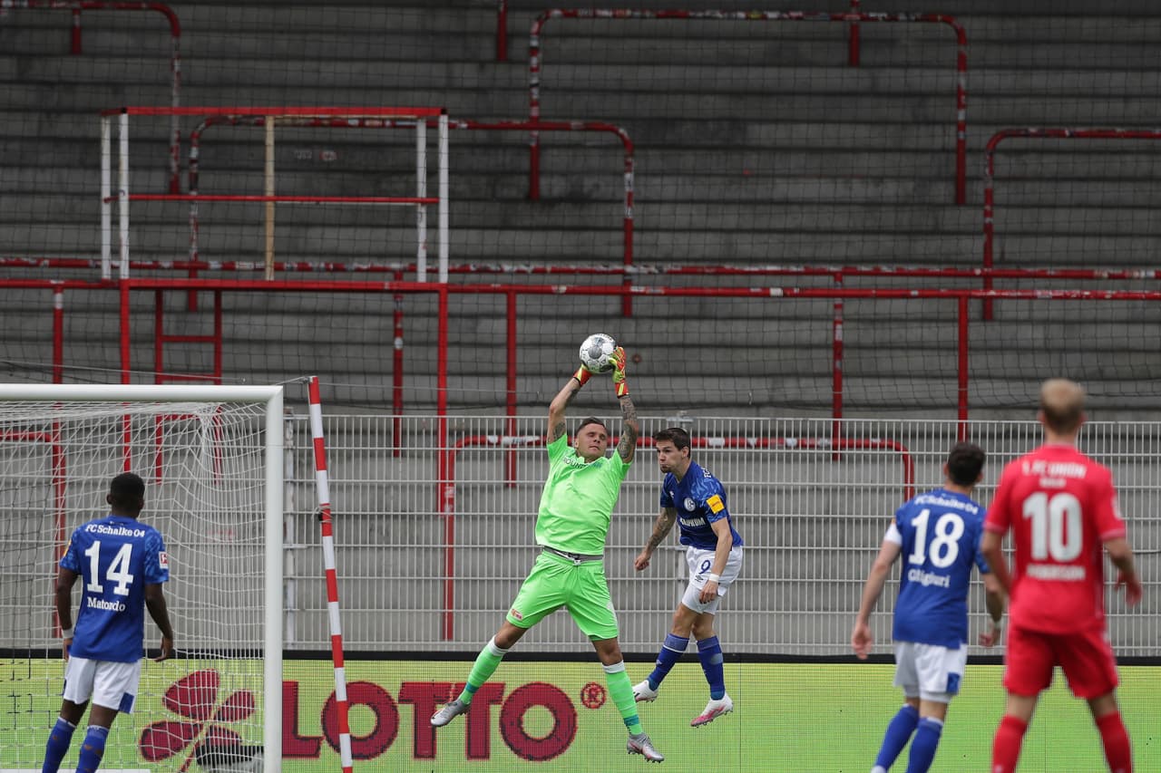 Rafal Gikiewicz amarga el remate de Benito Raman del Schalke 04 y evita la caída de su marco.
