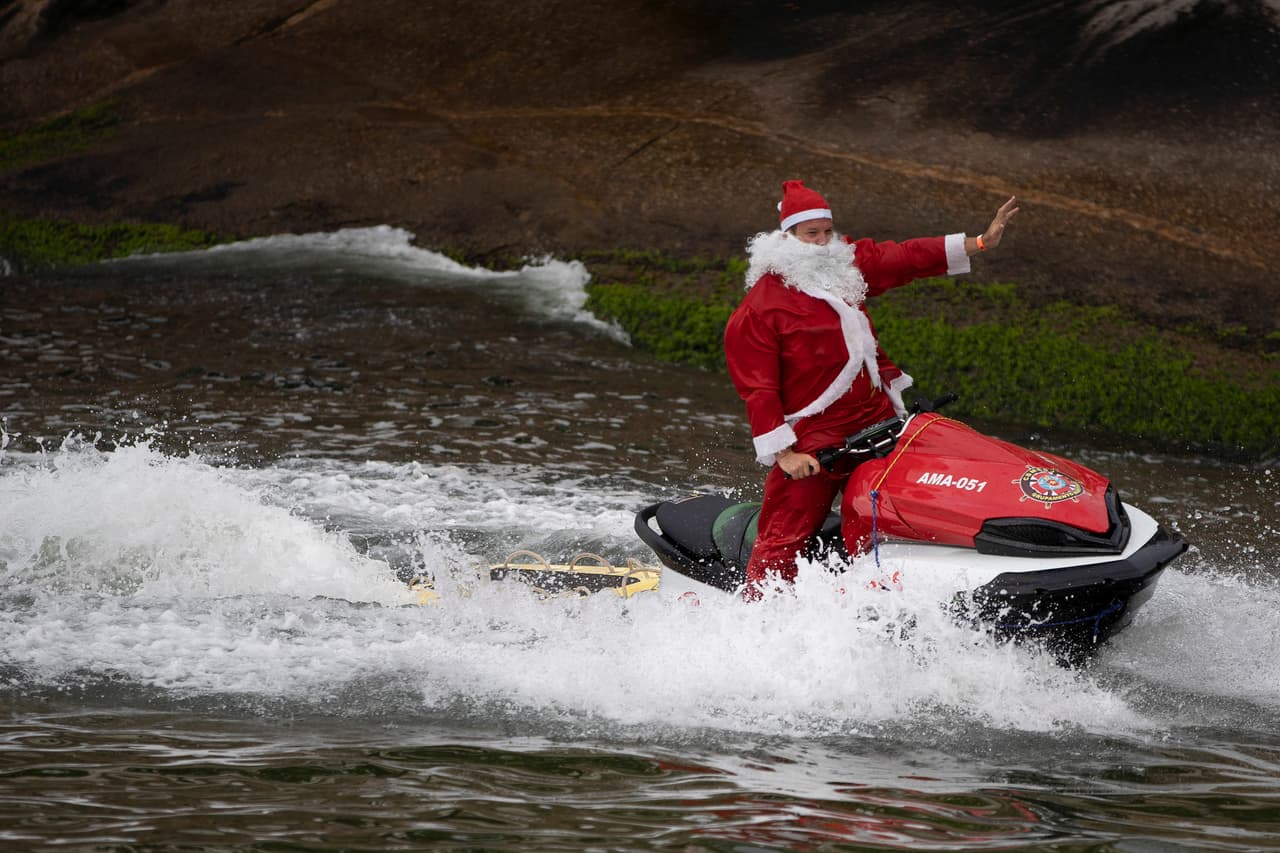 Un Santa Claus manejando una moto acuática en la playa de Copacabana de Río de Janeiro, Brasil. 18 de diciembre de 2019