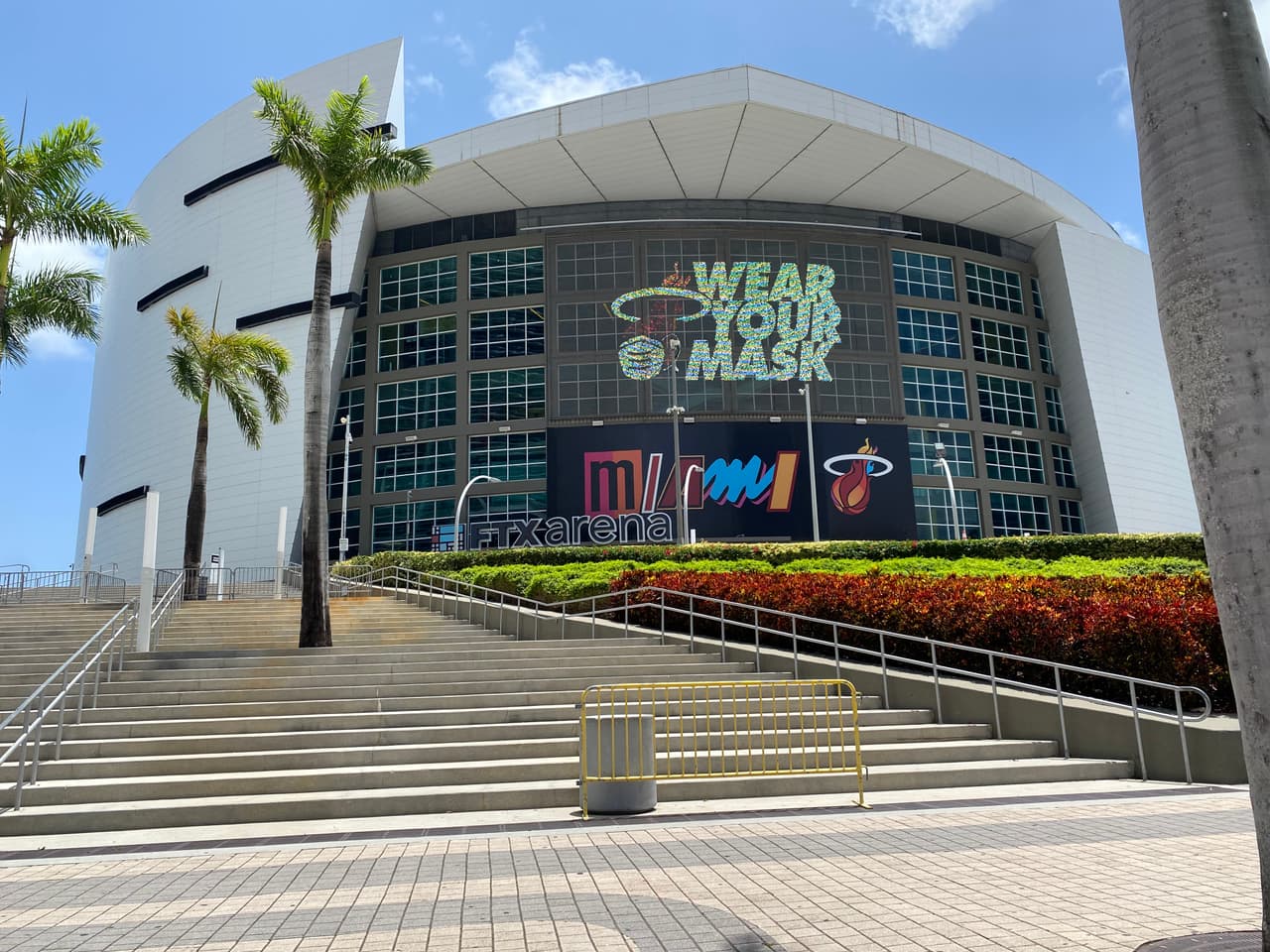Muy cerca del Bayside Marketplace, sobre la calle Biscayne Boulevar, está el FTX arena, otro lugar icónico para visitar en Miami. Lo que antes se llamaba American Airlines Arena, es el hogar del equipo de basquetbol Miami Heat. Aquí también se hacen conciertos y hasta Premios lo Nuestro de Univision.