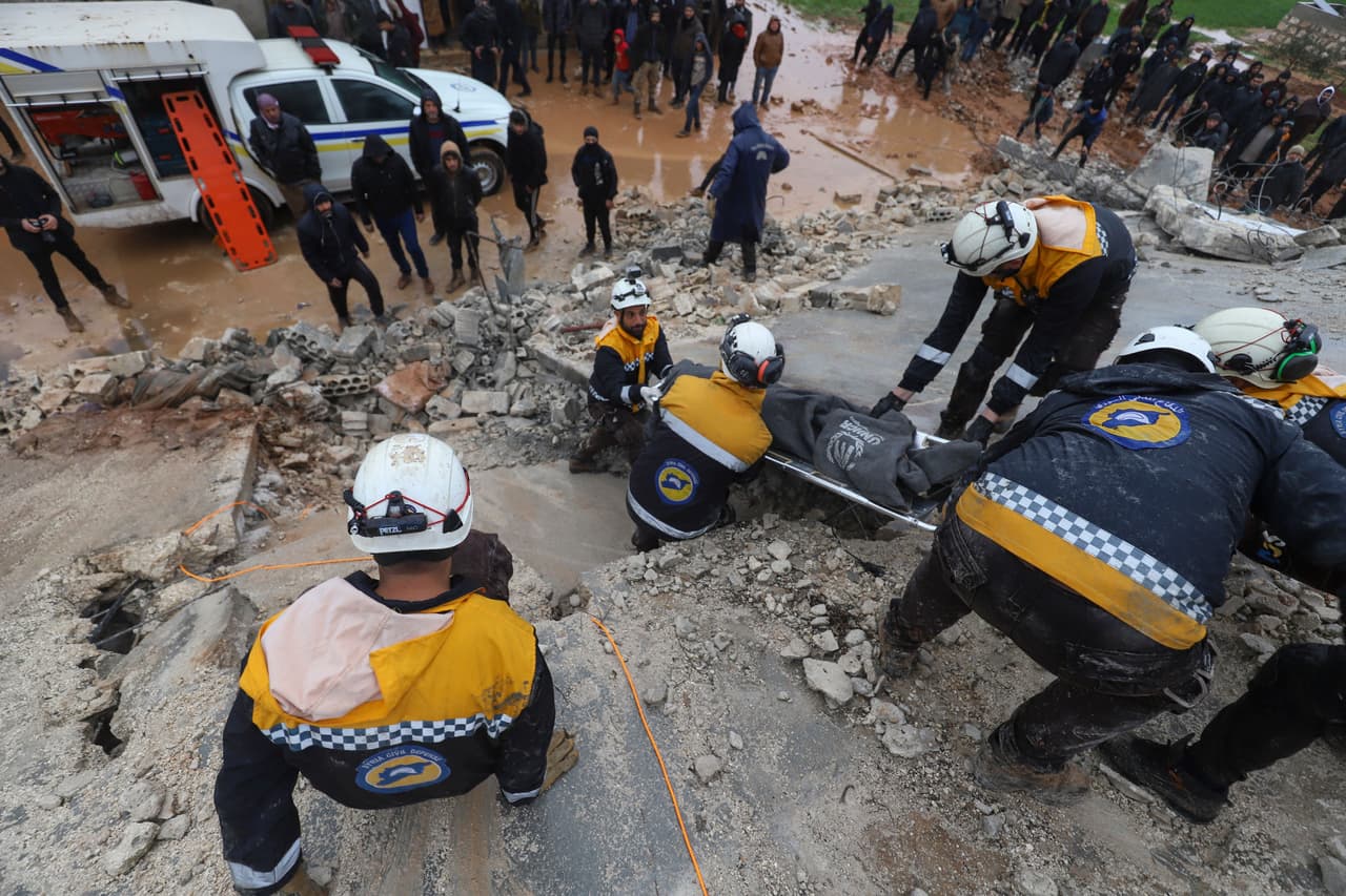 Rescatistas de los Cascos Blancos intentando salvar a personas atrapadas entre los escombros de los edificios que colpasaron en la ciudad de Zardana en el terremoto de este lunes.
