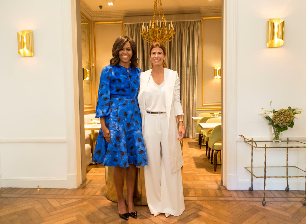Michelle Obama llegó en vestido al encuentro. Eso era de esperarse. Juliana Awada, por su parte, se arriesgó eligiendo unos largos pantalones amplios diseñados por María Cher desafiando lo esperado.