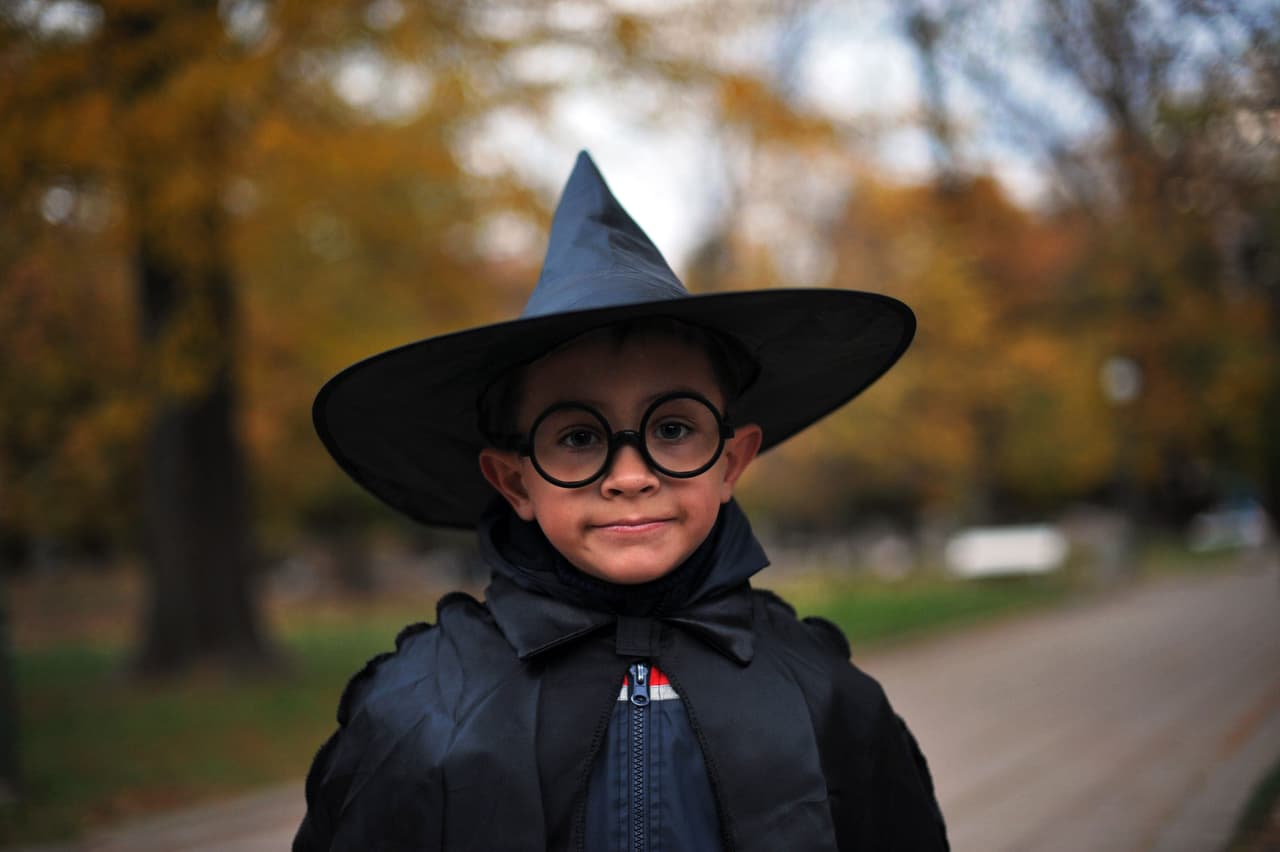 El Departamento de Salud Pública de Chicago está elaborando pautas sobre cómo se debe celebrar Halloween este año y eso "depende de cuál sea nuestro nivel de propagación comunitaria", según la Dra. Awardy. 
<b>Una alternativa segura en Halloween</b> podría ser realizar una búsqueda de "truco o trato" al estilo de una búsqueda de tesoros alrededor de su hogar en lugar de ir de casa en casa, según los CDC.