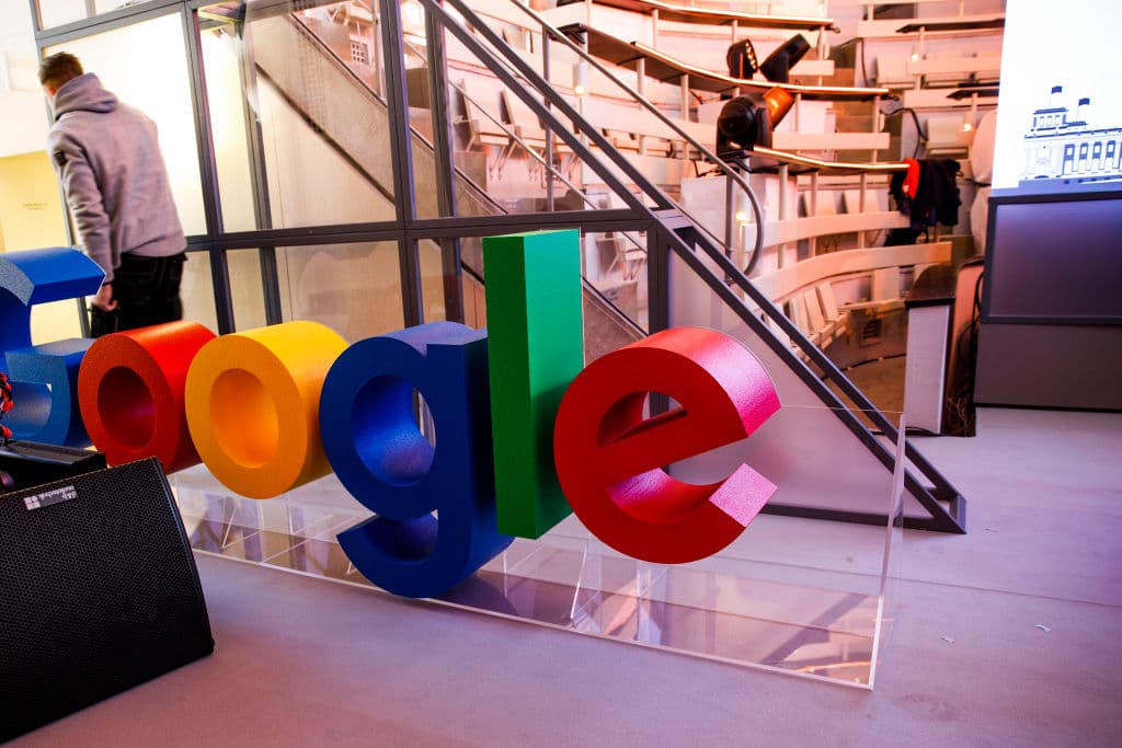 <b>2</b>. 
<b><u>ALPHABET</u></b>
<br>
<br>
<b>Número de empleados</b>: 156,000; 
<b>Principales ubicaciones</b>: San Francisco, Nueva York Seattle; 
<b>Empleos más comunes</b>: Ingeniero de software, manager de programas, manager de productos; 
<b>Habilidades más demandadas</b>: Edición y producción de video, Plataforma de Google en la Nube (GCP), C++; 
<b>Filiales</b>: Google, YouTube, Fitbit…