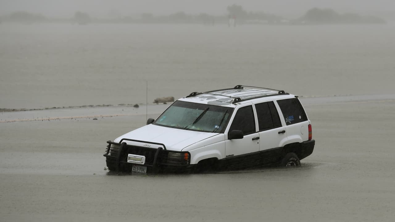 <b>4. El motor no es el único componente susceptible al daño por agua</b>: Otros sistemas del vehículo como la transmisión, las líneas de distribución de combustible, los frenos, la dirección asistida y el sistema eléctrico pueden sufrir corrosión y fallar prematuramente de no ser atendidos y secados debidamente.