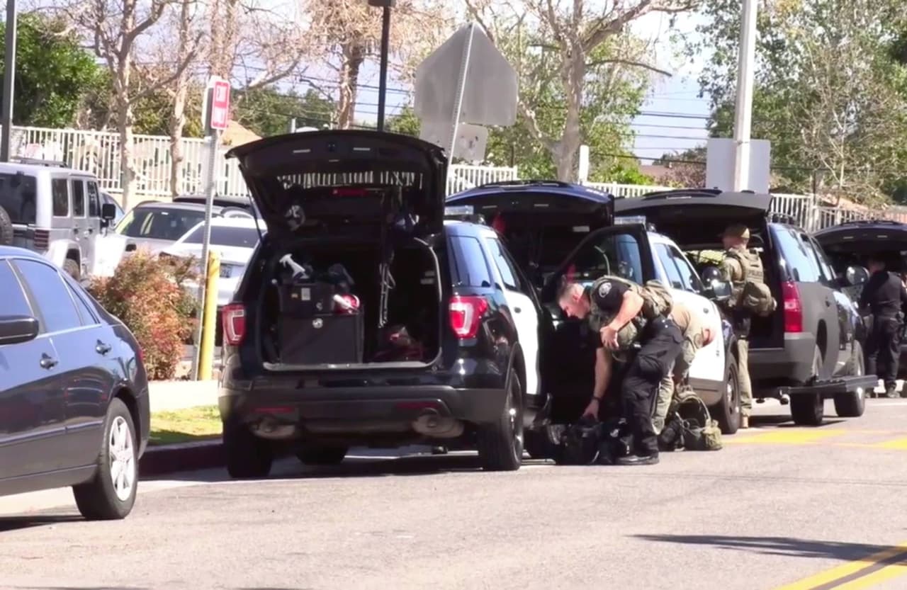 La policía indicó que el sospechoso estaba posiblemente armado.