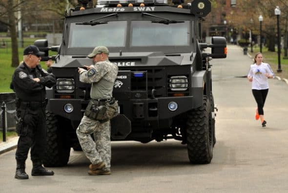 La fuerte presencia policial se mantiene por el momento en la escena de los atentados del maratón, que sigue cerrada al público, y en el hospital Beth Israel, donde los médicos, rodeados de seguridad, intentan estabilizar a Dzhokar (pronunciado YO-HAR).