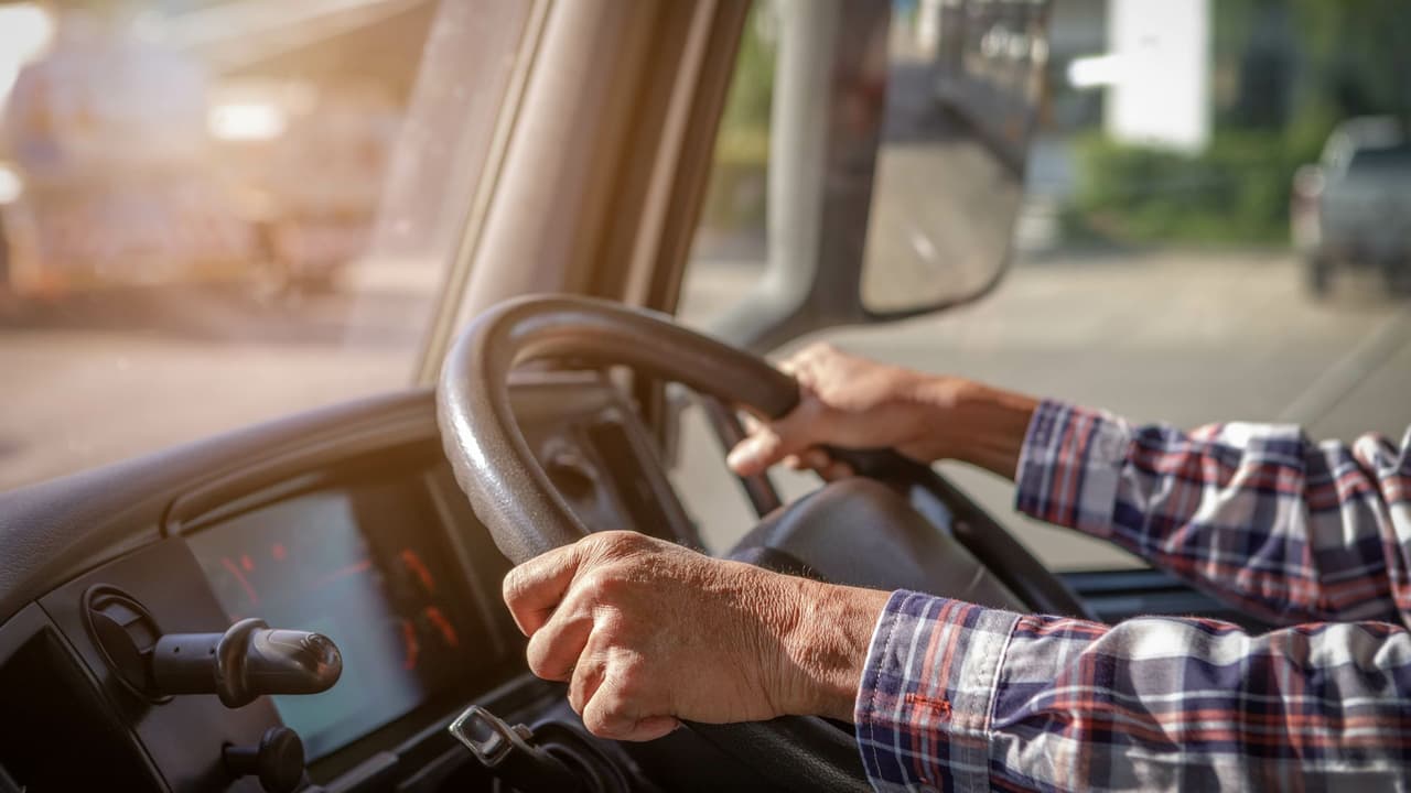 <h3 class="cms-H3-H3">Mito: Como estoy dentro del auto entonces no necesito protegerme del sol.</h3>
<br>Esto es un mito. Si 
<b>necesitas ponerte bloqueador</b> si vas a salir a manejar, especialmente largas distancias. Si bien los critales pueden bloquear muchos rayos UVB y no necesariamente te vas a quemar, los 
<b>rayos UVA </b>si que pueden hacerte daño, provocar 
<b>envejecimiento de la piel y contribuir al cáncer. </b>