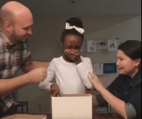 Esta niña descubrió que iban a adoptarla y su reacción ya ha emocionado a más de 7 millones de personas