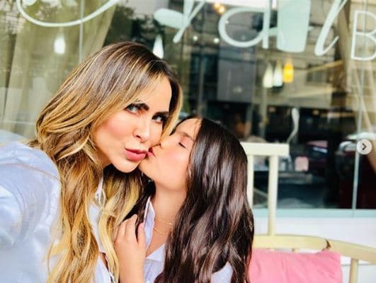 "¡Gracias, Violeta, por llegar a mi vida! Que los deseos de tu corazón se cumplan llenos de bendiciones. ¡Te amo con toda mi vida! Recibe mil bendiciones", finalizó Aylín en su mensaje.