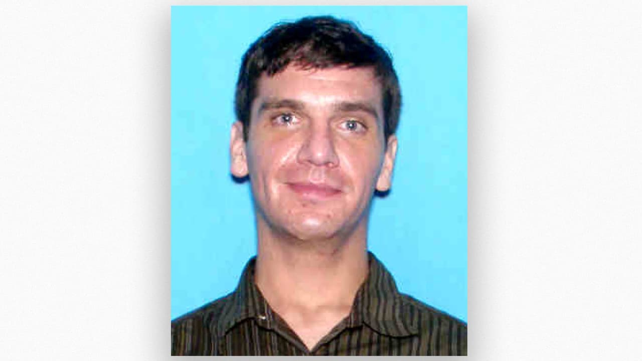 <b>31 de octubre de 2015: tiroteo del día de Halloween, Colorado Springs</b>. Con un rifle semiautomático comprado legalmente seis años antes, Noah Jacob Harpham disparó aparentemente al azar en una calle del centro de Colorado Springs y mató a tres personas. Luego se enfrentó a la policía y resultó muerto.