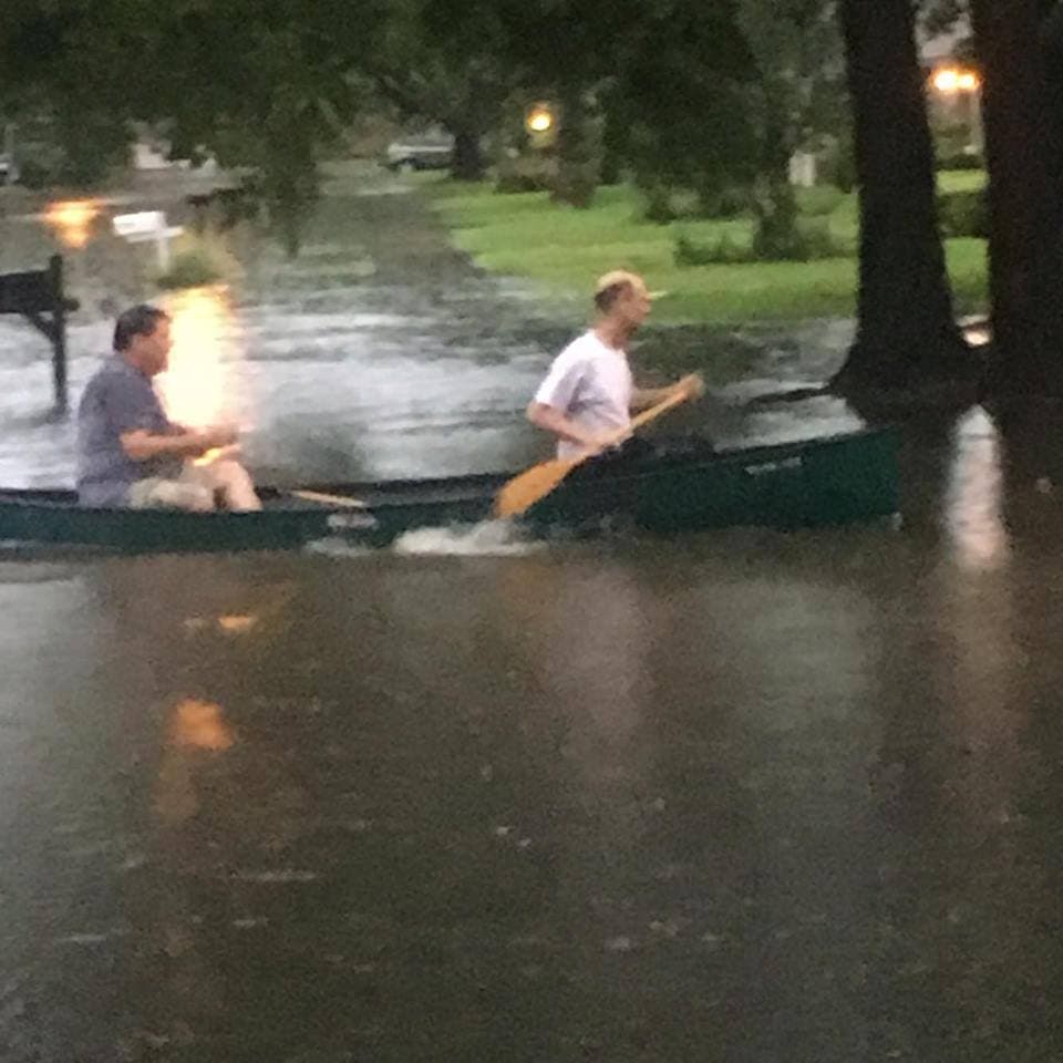 Dos personas avanzan en una canoa por una de las calles inundadas de Houston.