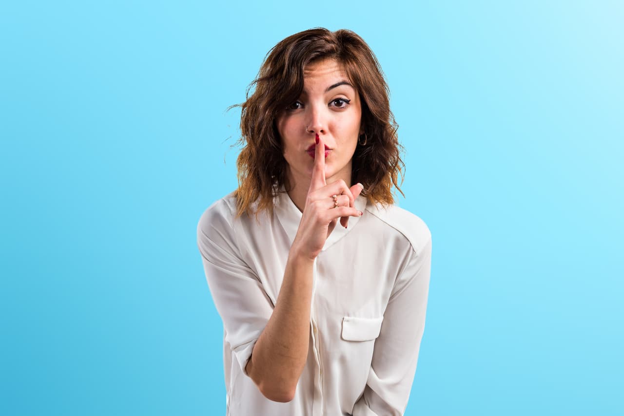 Mercurio el planeta de las comunicaciones, entra directo en el signo de Aries, el 13 de marzo donde permanecerá el resto del mes. Cuando ocurre este tránsito la lengua se suelta, se tiende a hablar y expresarnos de forma impulsiva, sin medir el alcance de las palabras, y la lección que debemos aprender es la diferencia entre lo que es la sinceridad, una hermosa cualidad, y la indiscreción, que no es en sí nada positivo.
<br>¿Cómo influye ese tránsito en tu signo?