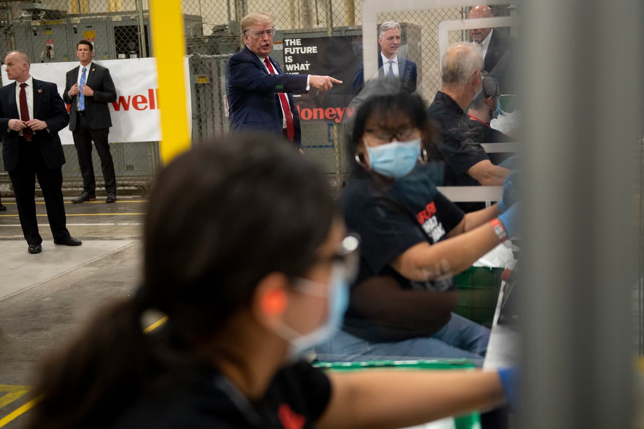 Todos los empleados de la planta portaban una camiseta negra de la compañía y máscaras, mientras se observa al presidente recorriendo el lugar con su equipo ignorando las recomendaciones de CDC.
