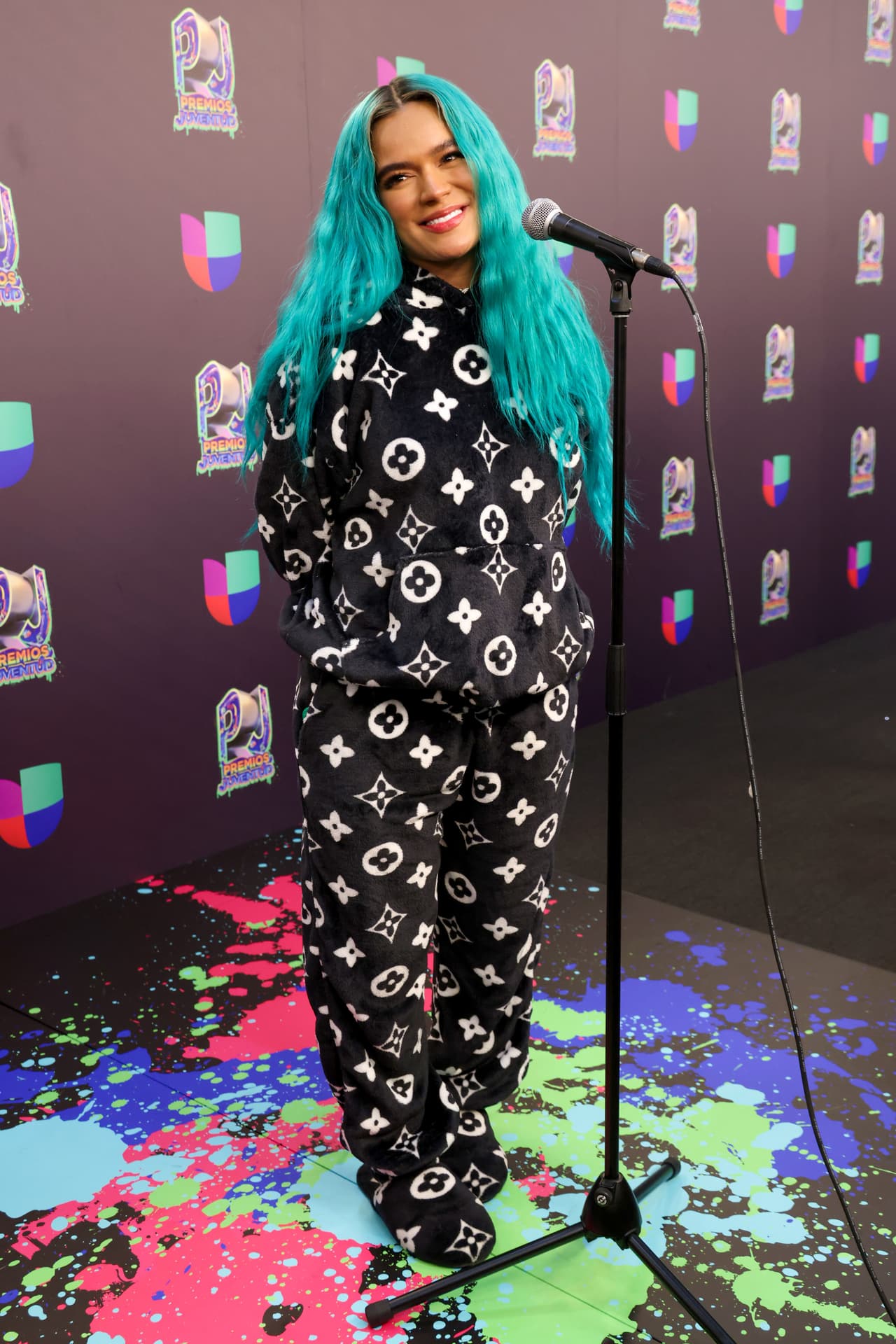 Durante su presentación en el escenario, donde interpretó su más reciente éxito '200 Copas', y en la rueda de prensa, la colombiana deslumbró con su cabello azul turquesa y unas ondas naturales con las que usualmente la vemos en redes sociales.