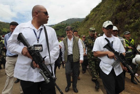 El rescate se prolongará durante varios días y la carretera permanecerá cerrada unas dos semanas, precisó el mandatario, que viajó a la zona acompañado del director de la Policía de Carreteras, el general Rodolfo Palomino, y del ministro de Transporte, Germán Cardona, entre otras autoridades.