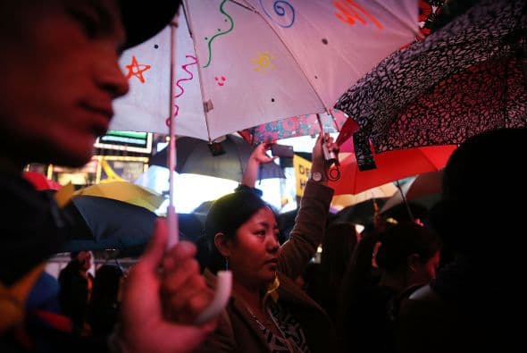 Times Square se cubrió de paraguas de cientos de personas que apoyan las manifestaciones que desde la semana pasada tienen lugar en Hong Kong Los neoyorkinos bajo el grito “Permanece fuerte Hong Kong” se unieron a la llamada “Revolución de los paraguas”, que busca un “voto libre universal” que termine con el control del gobierno de Pekin sobre las elecciones Las sombrillas son un símbolo; ya que estas han sido utilizadas por manifestantes para protegerse del gas pimienta de la policía.