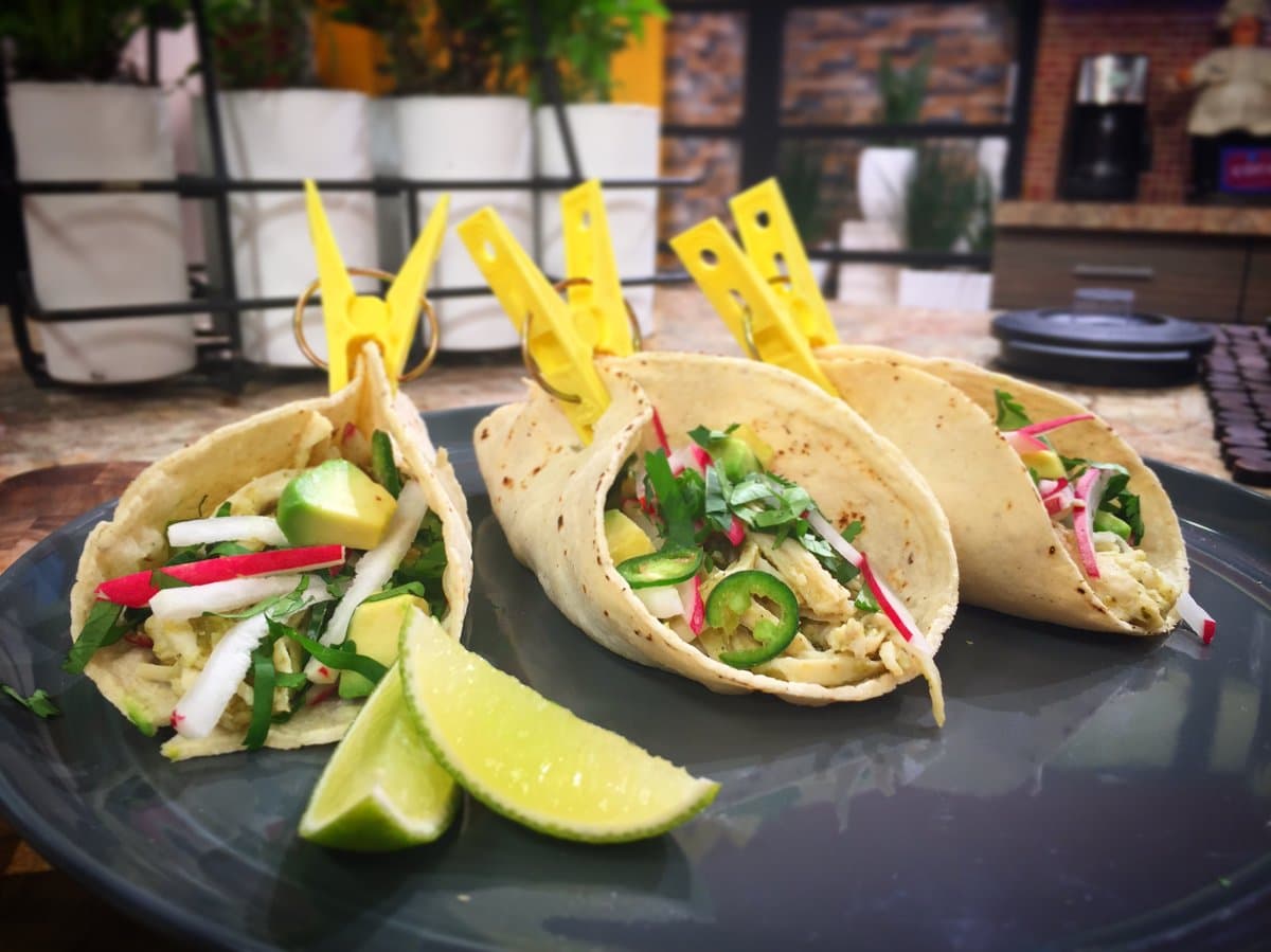 Una receta deliciosa y saludable del chef Oropeza: tacos de pavo con salsa verde, rábanos y aguacate.