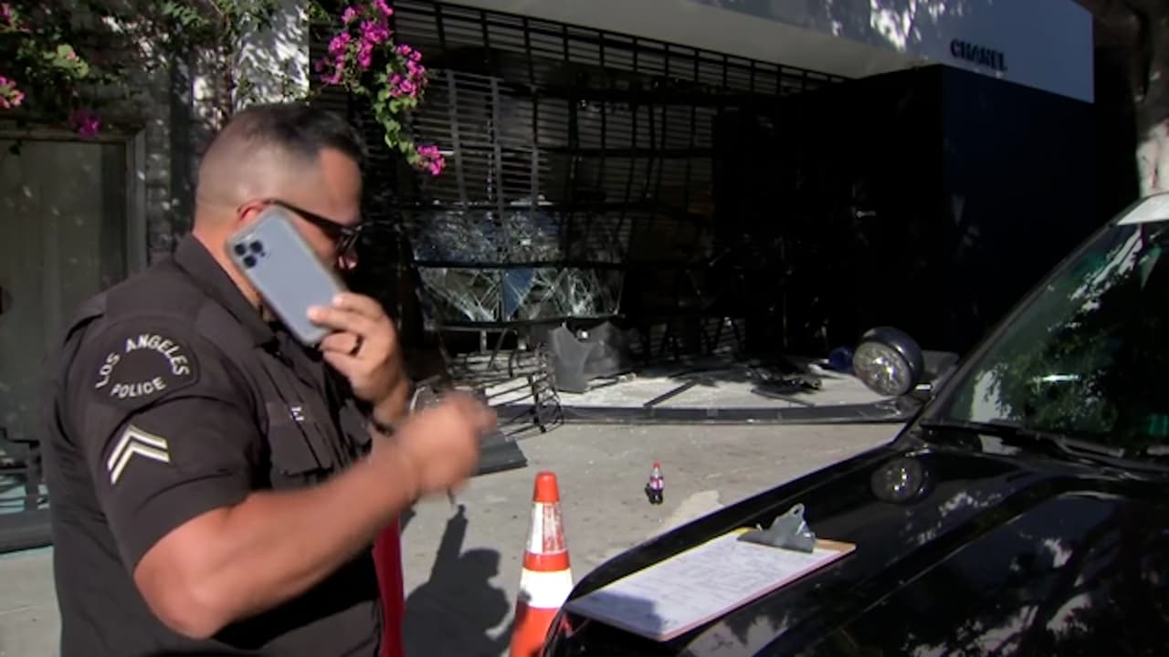 Ladrones se estrellan con camioneta contra tienda Chanel en Beverly Grove