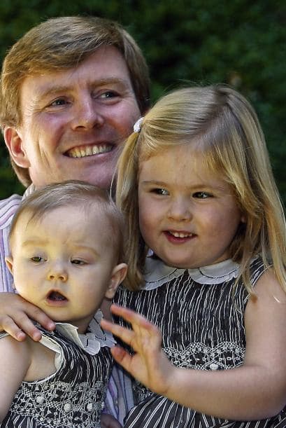 Catharina-Amalia es la hija del rey Willem Alexander y su esposa la reina Máxima. Willem ascendió al trono en 2013, luego de la abdicación del trono por parte de su madre, la reina Beatriz.La princesa de Orange, la mayor de tres hermanas, a sus 11 años va a un colegio público, practica judo, jockey, le encanta la actividad hípica y habla perfectamente holandés, español e ingles.Y aunque sus apariciones públicas por el momento son limitadas, sus papás se aseguran de incluirla en las actividades tradicionales y necesarias para su formación como futura reina.