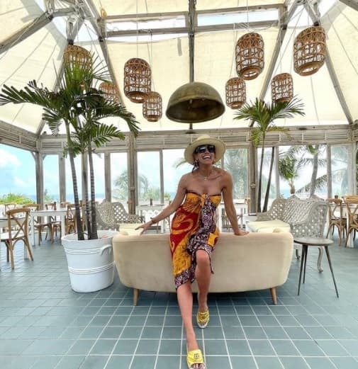 Lili Estefan impactó en sus vacaciones con vestidos de playa tanto lisos como estampados que combinó perfectamente con sandalias, pero eso sí nunca dejó de protegerse de los rayos solares con lentes obscuros y lindos sombreros de acuerdo a la ocasión.