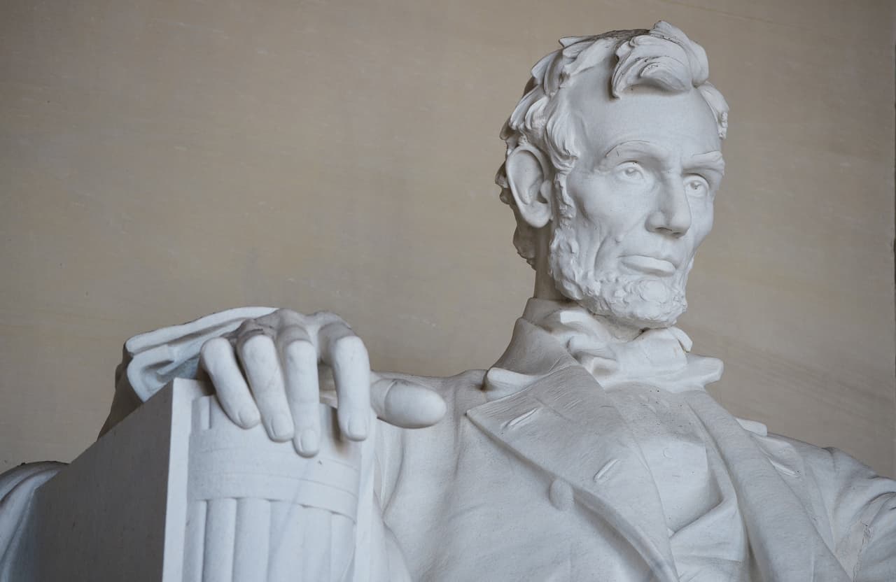 <b>Abraham Lincoln.</b> El expresidente estadounidense fue el más importante impulsor de la abolición de la esclavitud a mediados del siglo XIX, un movimiento que llevó al país a una cruenta guerra civil. En la fotografía la enorme figura de Lincoln, uno de los monumentos más importantes en Washington DC.