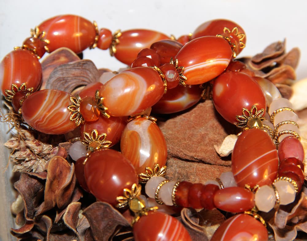 También desde los primeros tiempos del cristianismo se usaba la cornalina para engarzar cruces u otros símbolos religiosos como rosarios, así como barcos, con el fin de proteger la pesca. Se dice también que es símbolo del apóstol Felipe.