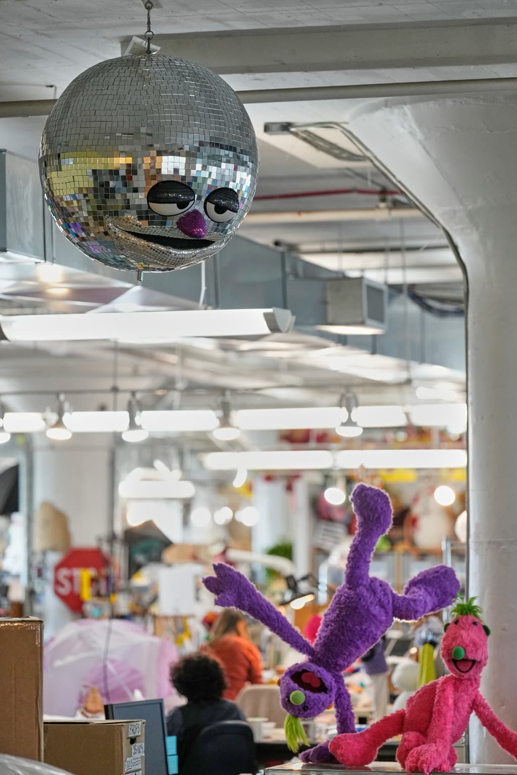 Hay un mundo de marionetas en el interior del 'Jim Henson's Creature Shop'. Los visitantes son recibidos en un salón especial, con utilería real. Durante el recorrido, este es el único momento en que se permite tomar fotos y videos, porque lo demás está en proceso o es de propiedad exclusiva.