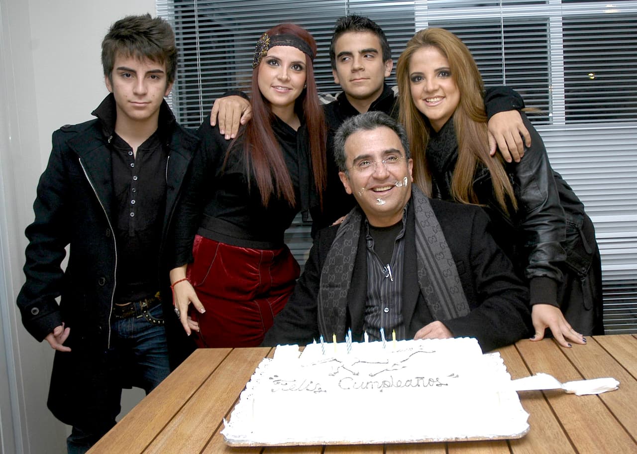 Antes de Mara, Vicente Fernández Jr. ya se había casado. 
<b>Su primera esposa fue Sissi Penichet</b>, madre de sus cuatro hijos: Fernanda, Vicente Jr., Sissi y Ramón. 
<br>